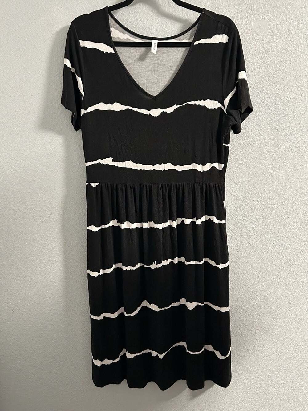 DB Moon Dress Size L Black White Striped V-Neck Short Sleeve Casual